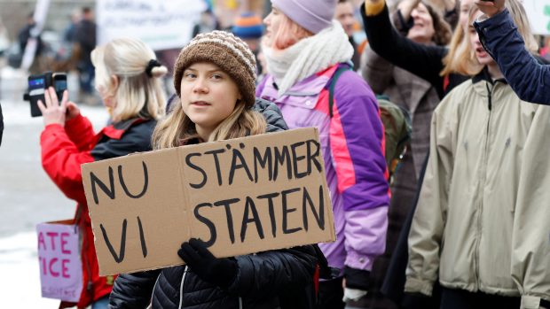 Stovky švédských aktivistů, včetně Grety Thunbergové se vydali na protestní průvod, aby podali žalobu na Švédský stát