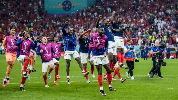 Francouzi se radují, protože si podruhé za sebou zahrají ve finále fotbalového mistrovství světa