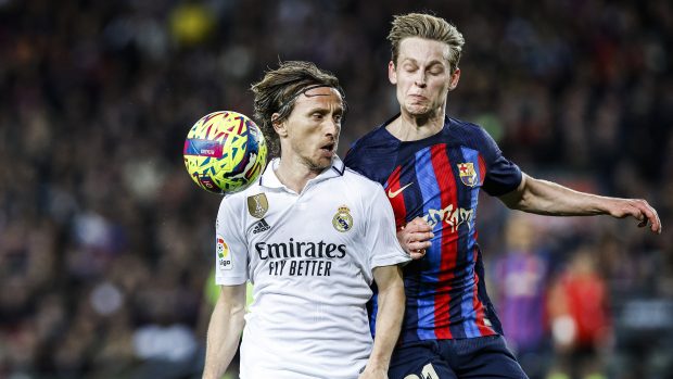 Luka Modrić z Realu Madrid v souboji s Frenkiem De Jongem z Barcelony