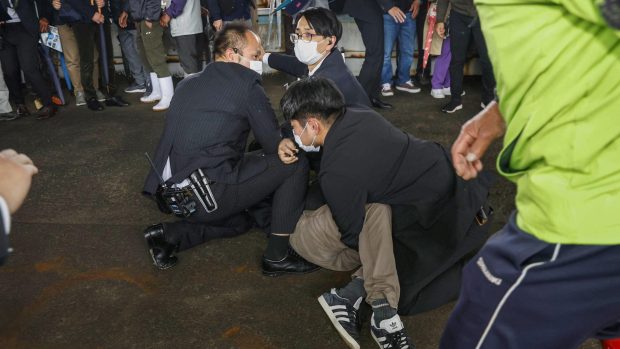 Japonský premiér Kišidu se stal terčem útoku. Podezřelého zadržela policie