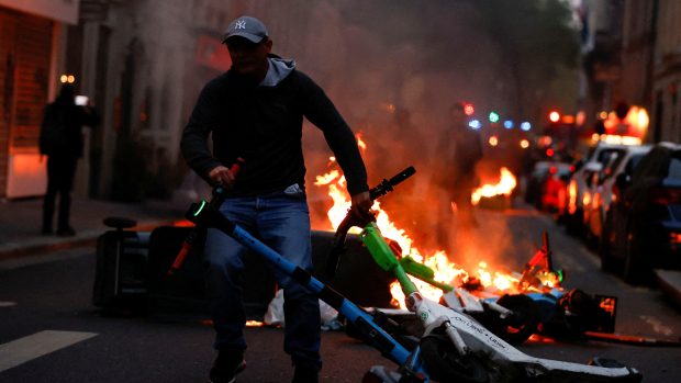 Demonstranti skandovali, že budou v protestech pokračovat