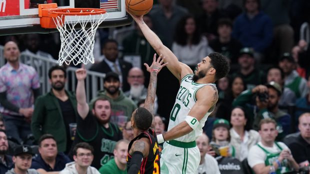 Jayson Tatum smečuje míč do koše