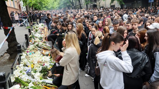 Lidé poblíž bělehradské školy, ve které chlapec střílel a zabil své spolužáky a zaměstnance, vytvořili pietní místo