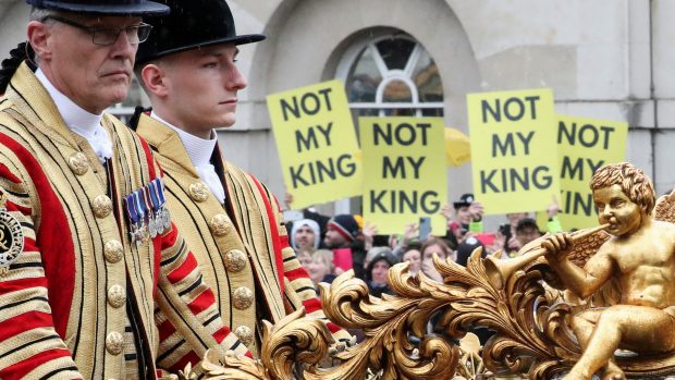 Korunovaci provázely i mnohé protesty