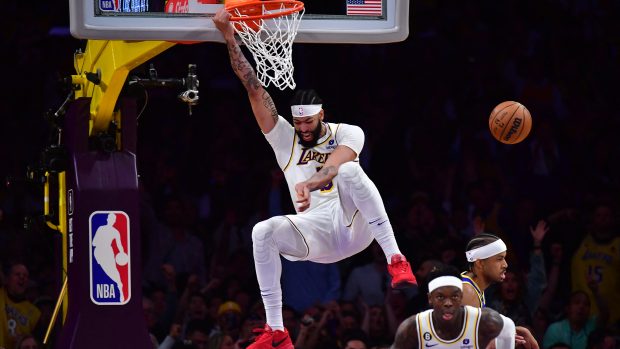 Anthony Davis smečuje do koše