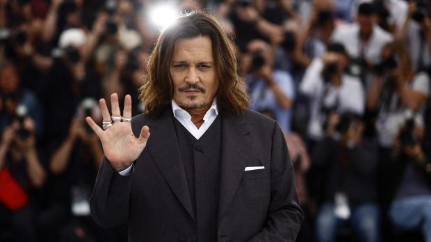 Johnny Depp si zahrál francouzského krále Ludvíka XV. v zahajovacím snímku festivalu