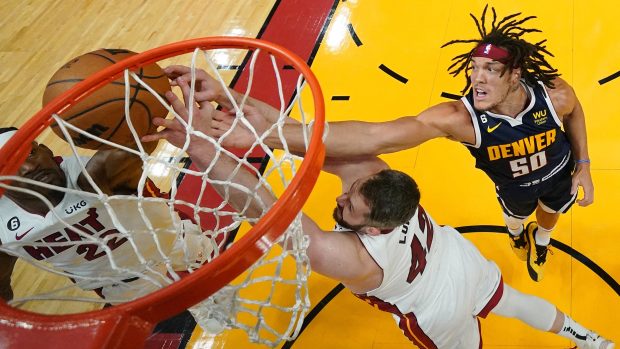 Basketbalisty Denveru dělí už jen jedna výhra od zisku premiérového titulu v NBA. Ve čtvrtém finálovém duelu zvítězili v hale Miami 108:95 a zvýšili vedení v sérii na 3:1