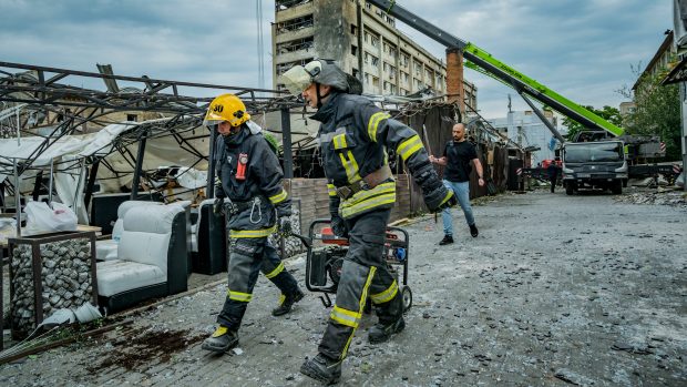 Záchranáři při odklízení následků ruského útoku na Kramatorsk