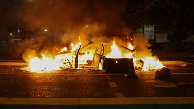 Při nepokojích v několika francouzských městech hořela auta i obchody, došlo na rabování