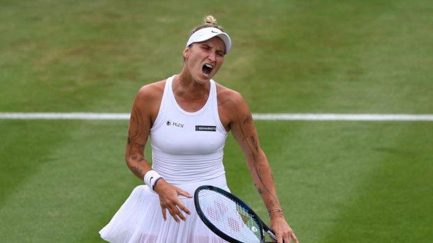 V osmifinále Wimbledonu v českém souboji zvítězila Markéta Vondroušová nad Marií Bouzkovou