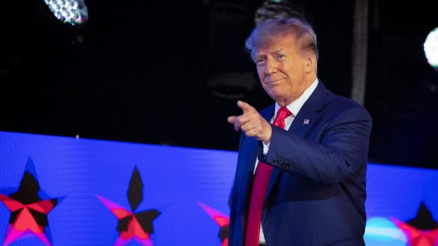 Bývalý americký prezident a republikánský kandidát na prezidenta Donald Trump gestikuluje na pódiu během konference Turning Point Action Conference ve West Palm Beach na Floridě