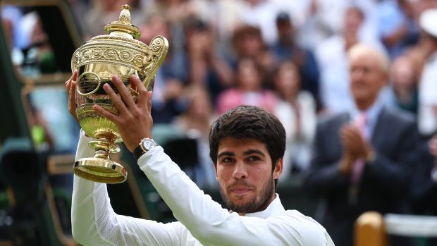 Carlos Alcaraz ve finále zdolal Novaka Djokoviće a raduje se z premiérového titulu ve Wimbledonu