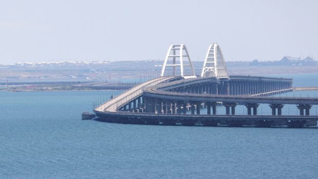 Doprava Na Krymském Mostě Byla částečně Obnovena Uvedla Moskva Auta Jezdí Jedním Pruhem 2768
