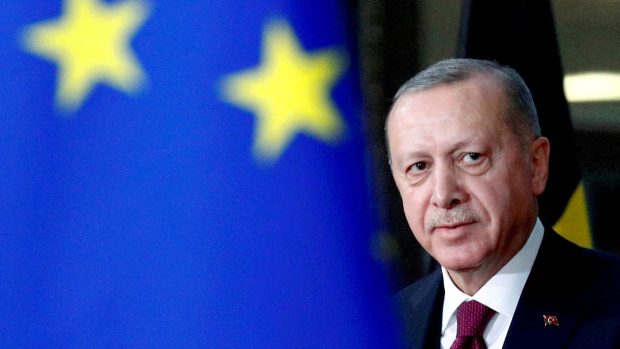 Turecký prezident Tayyip Erdogan přichází na setkání s předsedou Rady EU Charlesem Michelem v Bruselu