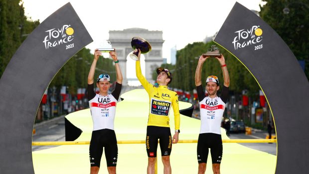 Tři nejlepší jezdci letošní Tour de France. Z obhajoby titulu se radoval dánský cyklista Jonas Vingegaard