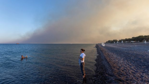 Řecké ostrovy dál bojují s požáry, na Korfu mají podezření na žhářství