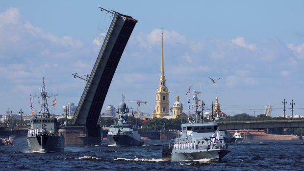 Přehlídka válečných plavidel a jaderných ponorek.v Petrohradě