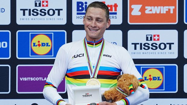 Mathieu van der Poel se zlatou medailí a v ikonickém duhovém trikot