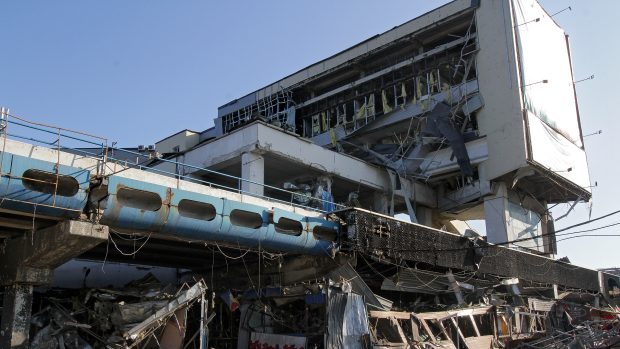 Centrální autobusové nádraží a okolní budovy, v oblasti Dněpru, jsou poškozeny nočním ruským raketovým útokem.