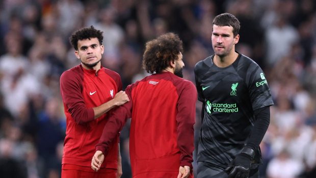 Luis Diaz, Mohamed Salah a Alisson Becker smutní po prohře Liverpoolu s Tottenhamem