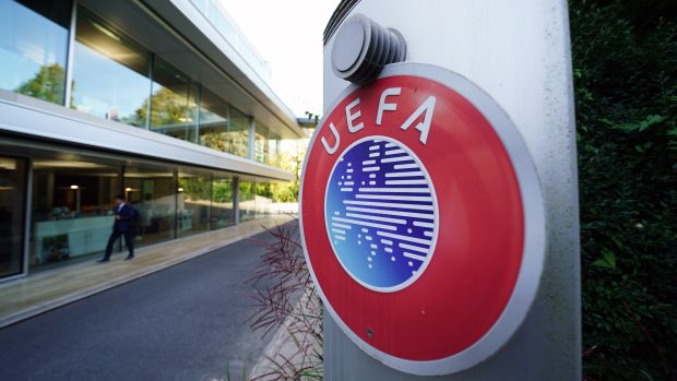 Logo UEFA před jejím sídlem v Nyonu