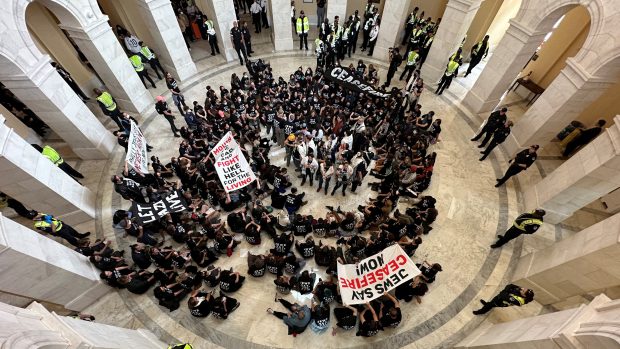 Demonstranti v areálu Kongresu volali po klidu zbraní na Blízkém východě