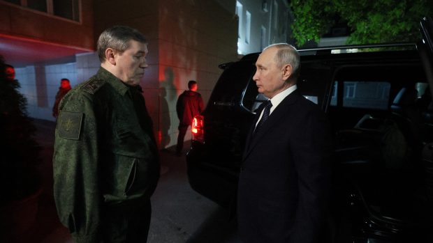 Šéf generálního štábu Valerij Gerasimov (vlevo) ruského prezidenta Vladimira Putina informoval o situaci kolem „speciální vojenské operace“
