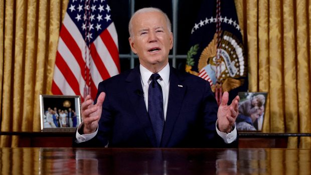 Americký prezident Joe Biden v Oválné pracovně Bílého domu ve Washingtonu v hlavním vysílacím čase promlouvá k národu o svém přístupu ke konfliktu mezi Izraelem a Hamásem, humanitární pomoci v Gaze a pokračující podpoře Ukrajiny ve válce s Ruskem