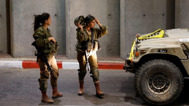 Izraelské vojačky ve městě Aškelon