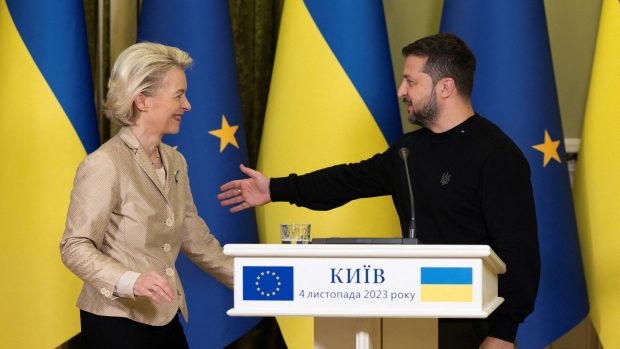 Ukrajinský prezident Volodymyr Zelenskyj a předsedkyně Evropské komise Ursula von der Leyenová