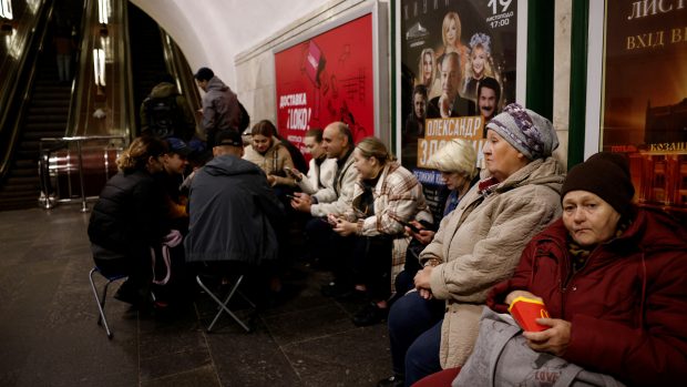 Lidé sedí ve stanici metra, aby se ukryli před náletem v Kyjevě