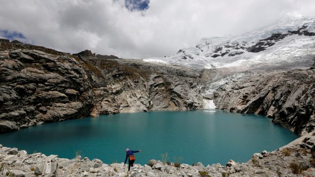 Pohled na jezero Laguna 513 ve výšce více než 13 000 metrů nad mořem před ledovcem Hualcan