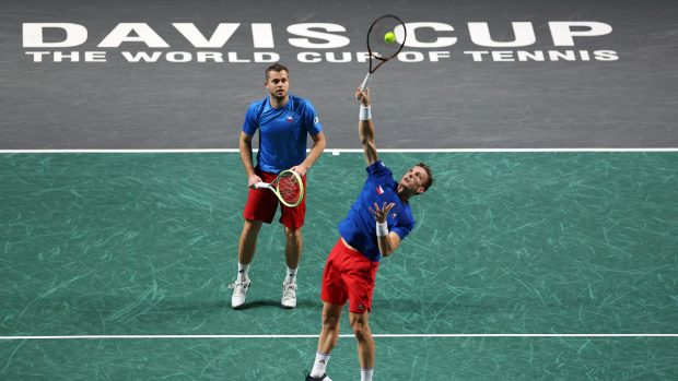 Tenisté Adam Pavlásek a Jiří Lehečka při zápase čtvrtfinále Davis Cupu