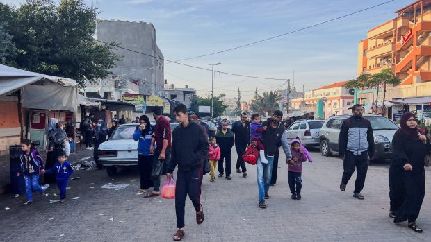 Palestinci jdou po ulici ve městě Chán Júnisu na jihu pásma Gazy