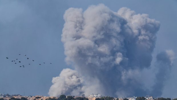 Kouř stoupá v Pásmu Gazy uprostřed probíhajícího konfliktu mezi Izraelem a palestinskou islamistickou skupinou Hamás, pohled z jižního Izraele.