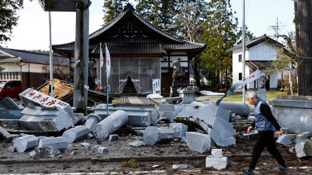 Muž prochází kolem poškozené svatyně po zemětřesení v Udžimě v prefektuře Ishikawa