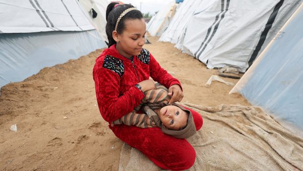 Palestinci ve stanovém táboře v Rafáhu na jihu Pásma Gazy (fotografie z 2. ledna 2024)