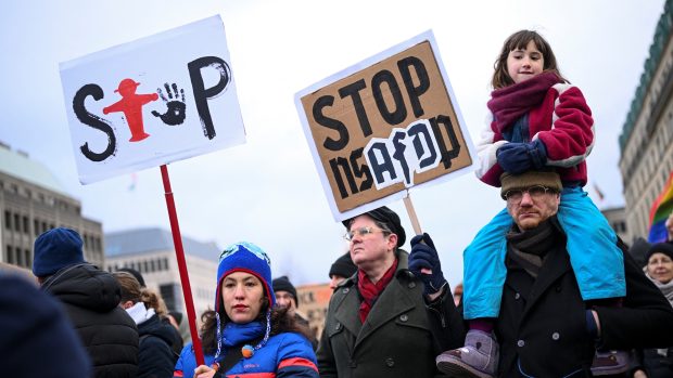 Demonstrace se uskutečnila ve středu večer před berlínskou radnicí, kam přišly asi dva tisíce lidí