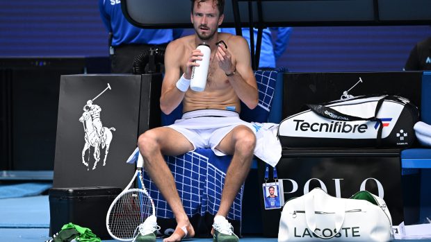 Ruský tenista Daniil Medveděv se občerstvuje během zápasu na Australian Open