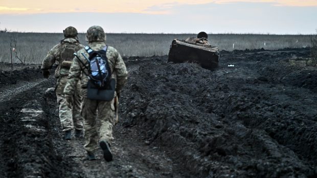 Ukrajinští vojáci na předměstí Robotyne v Záporožské oblasti na jihovýchodě Ukrajiny (fotografie z 21. února 2024)