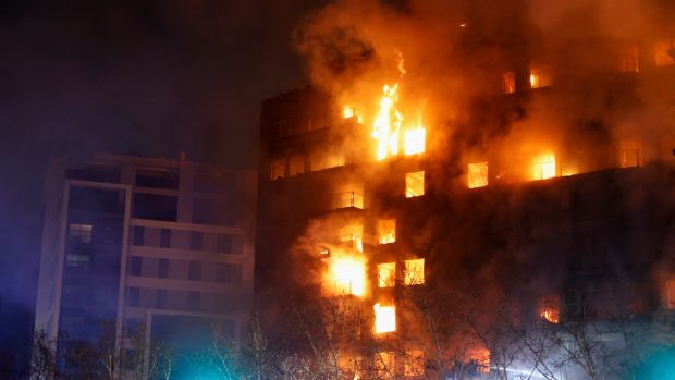 Nejméně čtyři lidé zahynuli při požáru, který ve čtvrtek zachvátil vícepodlažní bytový komplex ve Valencii na jihovýchodě Španělska
