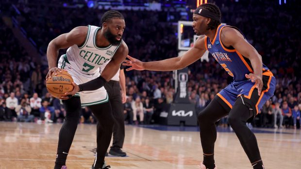 Basketbalisty Bostonu Celtics vedl k výhře nad New Yorkem především Jaylen Brown (vlevo), který v zápase zaznamenal 30 bodů