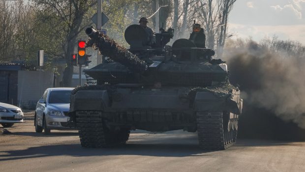 Vojáci ruské armády řídí tank na ulici v Doněcku (fotografie ze 6. dubna 2024)