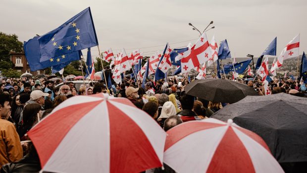 Demonstrace v Tbilisi na jaře 2024 proti přijetí „ruského zákona“