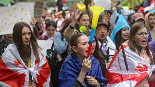 Protestující v Tbilisi proti návrhu zákona o zahraničním vlivu.