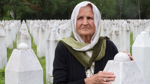 Náhrobní kameny na pamětním hřbitově ve Srebrenici v Bosně a Hercegovině