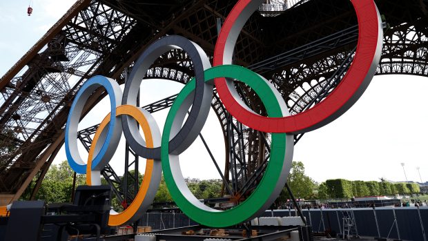 Olympijské kruhy na Eiffelově věži