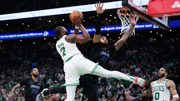 Basketbalisté Bostonu na úvod finálové série NBA přehráli doma Dallas jednoznačně 107:89 a potvrdili tak roli favorita