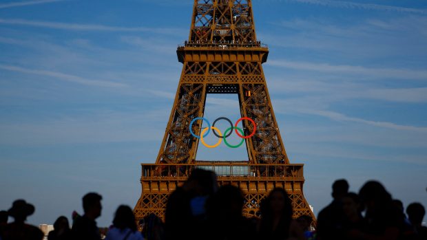 Logo olympijských her na pařížské Eiffelově věži