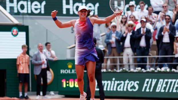 Polská tenistka Iga Šwiateková se raduje z titulu na turnaji French Open 2024